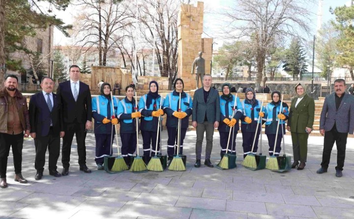 Sivas'ta Kadınlar Şehri Temizliyor
