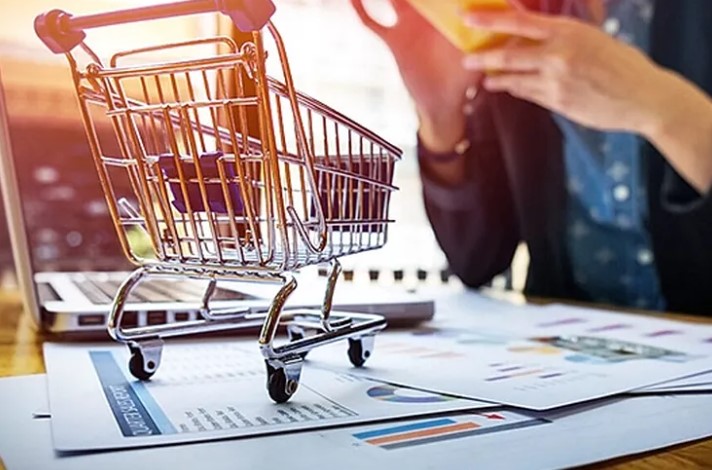 **Ticaret Sektöründe Güçlü Bir Yükseliş**

Türkiye İstatistik Kurumu (TÜİK) verilerine göre, 2025 yılı Mart ayında ticaret sektörü satışlarında önemli bir artış gözlemlendi. Perakende Satış Hacim Endeksi'ne göre, geçen yılın aynı ayına kıyasla toplam ticaret satış hacmi %10,8 oranında yükseldi.  Bu artışın ayrıntılarına bakıldığında;

* **Motorlu kara taşıtları ve motosikletlerin toptan-perakende ticareti ve onarımı:** %12,8 büyüdü.
* **Toptan ticaret:** %11,1 büyüdü.
* **Perakende ticaret:** %9,2 büyüdü.

Ancak aylık bazda değerlendirmeye alındığında, perakende ticaret satış hacminde %1,4'lük bir düşüş yaşandı.  Toplam ticaret satış hacmi ise aylık bazda %5,0 artış gösterdi. Toptan ticaret aylık bazda %8,1 büyürken, motorlu taşıtlar sektörü %3,6 büyüdü.

TÜİK, hanehalkı tüketim talebini daha doğru yansıtmak amacıyla, saat ve mücevher satışlarını diğer perakende satışlarından ayırarak ayrı bir veri olarak yayınlamaya başladı. Bu ayrımın, verilerin daha sağlıklı analiz edilmesini sağlayacağı düşünülüyor.  Genel olarak, Mart 2025 verileri, ticaret sektöründe güçlü bir performans sergilendiğini gösteriyor.
