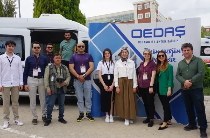 Osmangazi Elektrik Dağıtım AŞ (OEDAŞ) ve Bilecik Şeyh Edebali Üniversitesi arasında gerçekleştirilen başarılı bir iş birliği haberi sunulmuş.  OEDAŞ, üniversite öğrencilerine enerji sektörü hakkında bilgi vererek, sektöre nitelikli insan kaynağı kazandırmayı hedefliyor.  Bu iş birliği kapsamında;

* **Üniversitedeki 3. Bilim ve Kültür Şenliği'nde OEDAŞ bir stand açmış, enerji sektörünün geçmişinden günümüze teknolojik gelişimini sergilemiş ve öğrencilere şirket hakkında bilgi vermiştir.**  Arıza tespit araçları, dronlar gibi teknolojik sistemlerin kullanımına dair bilgiler paylaşılmış,  
