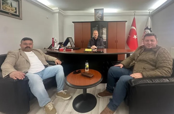 Bursasporlular Derneği'nin Yenişehir'de yeniden canlanması sevindirici bir haber.  Orhan Torun, Mustafa Efe ve Mehmet Kata'nın bir araya gelerek aldıkları karar, Bursaspor taraftarları için önemli bir adım.  Mehmet Kata'nın başkanlığında hayata geçirilecek olan dernek, Bursaspor taraftarlarını bir araya getirerek kulübe destek olmayı hedefliyor.  