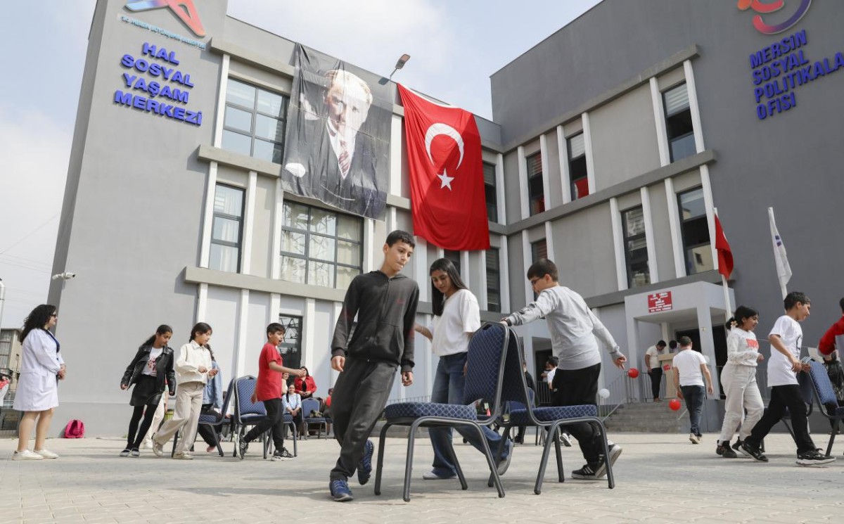 Mersin'de 23 Nisan: Büyükşehir'in Coşkulu Kutlaması

