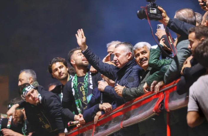 Kocaelispor Başkanına Taraftarlardan Coşkulu Kutlama