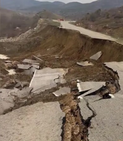 Erzincan-Kelkit Yolu Trafikte Kilitlendi
