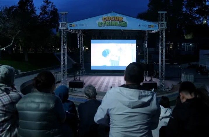 Konya'da düzenlenen 6. Sufi Sinema Festivali büyük bir başarıyla sona erdi.  Festival, Bosna'dan Amerika'ya kadar birçok ülkeden sanatçıyı Konya'da bir araya getirdi.  Konya Büyükşehir Belediye Başkanı Uğur İbrahim Altay, festivalin Konya'nın kültürel ve manevi mirasına katkı sağladığını belirterek katılımcılara teşekkür etti.  Festival kapsamında tasavvuf temalı filmler, belgeseller, söyleşiler, paneller ve atölyeler düzenlendi.  Ayrıca, çocuklar için yüz boyama, pamuk şeker dağıtımı gibi etkinlikler de gerçekleştirildi.  