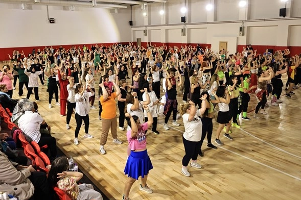 350 Kadın, Zumba ile Dans Gününü Kutladı
