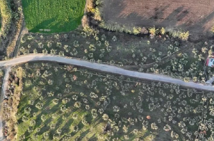 Muğla Büyükşehir Belediyesi, Milas ilçesine bağlı Karahayıt Mahallesi'nde 14 milyon 250 bin TL bütçeli bir yol yatırım projesi başlattı.  Yaklaşık 5 kilometrelik yol güzergahında gerçekleştirilen çalışmalar, yolun genişletilmesini ve iyileştirilmesini kapsıyor. Tamamlandığında, yaklaşık 9 metre genişliğinde güvenli ve konforlu bir yol platformu oluşturulacak.  Projenin amacı, mahalle sakinlerine daha iyi bir ulaşım imkanı sağlamak. Büyükşehir Belediye Başkanı Ahmet Aras, Muğla'nın tüm köşelerinde yaşayan vatandaşların güvenli ve konforlu ulaşım hizmetine erişimini sağlamak için çalışmalarına devam ettiklerini belirtti.
