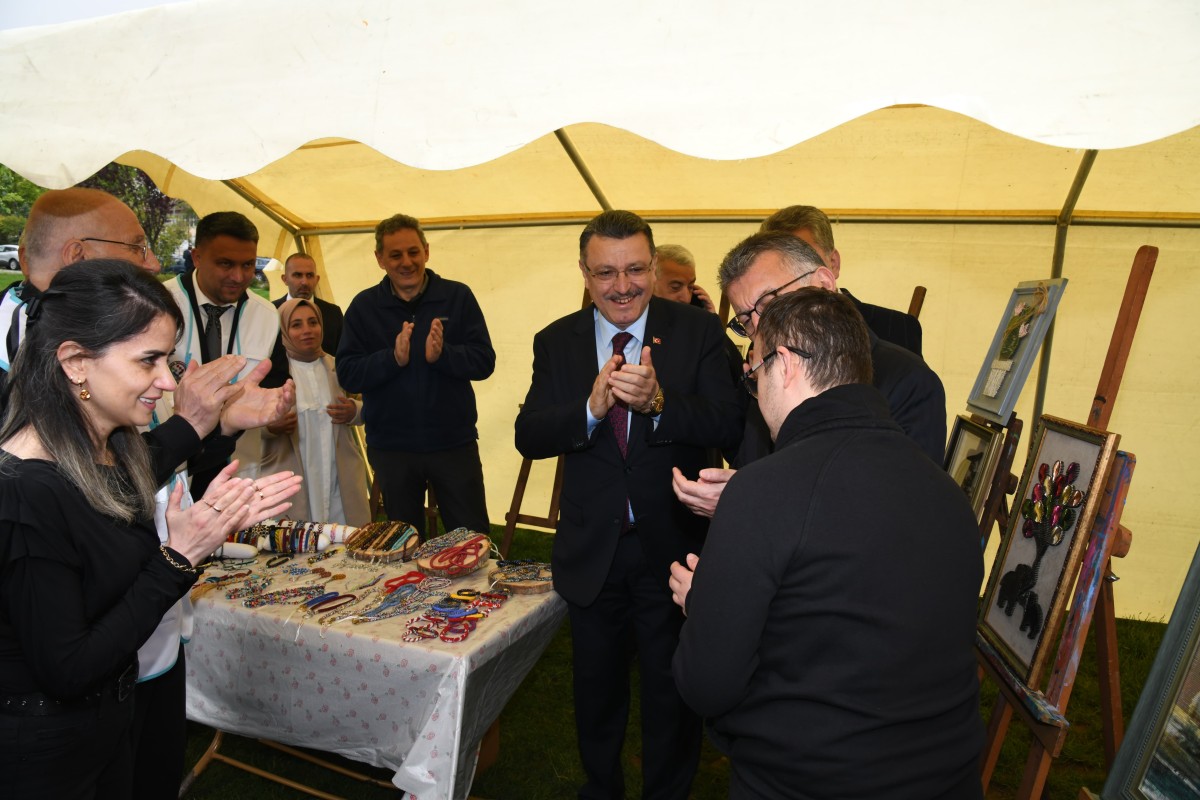 Trabzon Büyükşehir Belediye Başkanı Ahmet Metin Genç, 10-16 Mayıs Engelliler Haftası kapsamında düzenlenen Engelsiz Yaşam Festivali'ne katılarak, özel bireylerin her zaman öncelikleri olduğunu vurguladı.  Kent Konseyi tarafından Avni Aker Millet Bahçesi'nde gerçekleştirilen festivale,  TBMM AK Parti Grup Başkanı Abdullah Gül, AK Parti Trabzon Milletvekili Vehbi Koç ve diğer yetkililer de katıldı.

Başkan Genç, sivil toplum kuruluşlarıyla iş birliğinin önemine değinerek,  ülkede yaşanan zihniyet dönüşümüyle özel bireylerin hayatlarını kolaylaştıracak çalışmalara öncelik verildiğini belirtti.  Cumhurbaşkanı Erdoğan'ın öncülüğünde başlatılan bu dönüşümün, özel bireylerin toplumda daha aktif rol almalarını sağladığını ve belediyenin de bu bireylerin her zaman yanında olduğunu ifade etti.  Genç,  engelliler haftası anı defterine yazdığı notta ise  