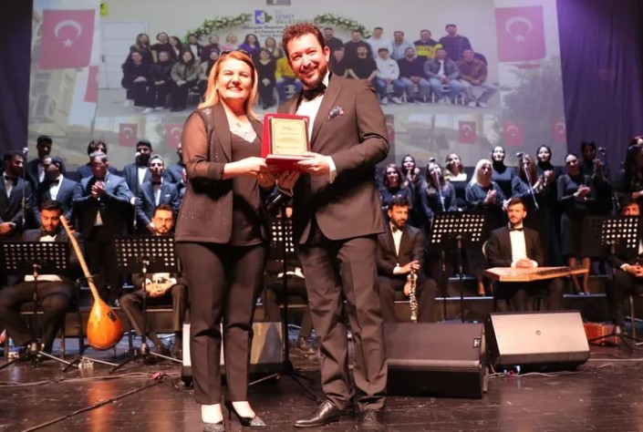 İzmit'te düzenlenen Türk Halk Müziği konseri büyük beğeni topladı. İzmit Belediyesi Türk Halk Müziği Gençlik Korosu, Kocaeli Kongre Merkezi'nde 23 farklı türkü seslendirdi.  Konser, yoğun ilgiyle karşılanırken, İzmit Belediye Başkanı Fatma Kaplan Hürriyet de konsere katılarak sanatçıları ve emeği geçenleri tebrik etti. Başkan Hürriyet,  konserin güzel bir halk müziği akşamı olduğunu ve gelecekte daha fazla konser düzenlemeyi planladıklarını belirtti. Konser, plaket töreni ve alkışlarla sona erdi.
