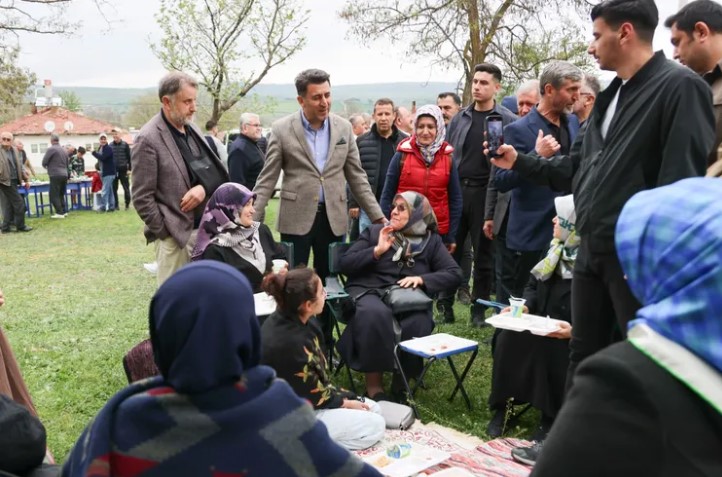 Bilecik Valisi Şefik Aygöl, Bilecik'te düzenlenen Hıdırellez şenliklerine katıldı. Şenliklerde geleneksel pilav ikramı yapıldı ve renkli görüntüler ortaya çıktı. Vali Aygöl, vatandaşlarla sohbet ederek taleplerini dinledi ve birlik beraberlik mesajları verdi.  Aygöl, Hıdırellez'in bereket, umut ve dayanışmanın simgesi olduğunu belirterek, kültürel değerlerin yaşatılmasının önemini vurguladı. Etkinlikler yapılan dualarla sona erdi.
