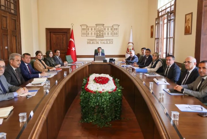 Bilecik Valisi Şefik Aygöl, Bozüyük'te faaliyet gösteren Park Cam'ın yeni fırın ateşleme törenine katılarak,  üretim gücünün artmasının önemini vurguladı.  Park Cam'ın yeni fırınıyla üretim kapasitesini %50 artırmayı hedeflemesi, hem bölge ekonomisine hem de ülke genelindeki sanayi ve ihracat rakamlarına olumlu katkı sağlayacak. Vali Aygöl, sanayicilere desteklerini sürdürme sözü verdi.
