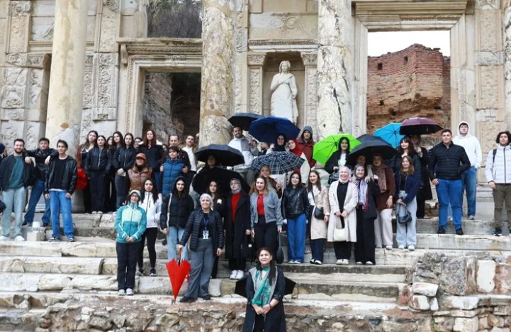 Efes'te Kütüphane Haftası Başladı
