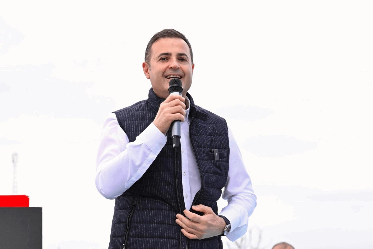 Balıkesir Büyükşehir Belediye Başkanı Ahmet Akın, Hıdırellez etkinlikleri kapsamında Altıeylül, Bandırma ve Karesi ilçelerindeki köy hayırlarına katıldı.  Yakupköy Kaymak Festivali'nde konuşan Başkan Akın, 28 üreticinin katıldığı festivalde tüm katılımcıların birinci olduğunu belirterek,  Balıkesir'in kaymak üretiminde Türkiye'nin hatta dünyanın en iyisi olduğunu vurguladı.  Büyükşehir Belediyesi olarak kaymak yapım ve bal dolum tesislerinin en kısa sürede tamamlanacağını müjdeleyen Başkan Akın, bu projenin bölgenin potansiyelini artıracağını söyledi.  Bandırma ve Karesi'deki ziyaretlerinde de vatandaşlarla bir araya gelen Başkan Akın, birlik ve beraberliğin önemini vurguladı.
