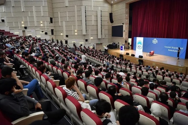 Kayseri Büyükşehir Belediye Başkanı Dr. Memduh Büyükkılıç'ın IEEE zirvesindeki konuşması, gençlere olan inancı ve Kayseri'nin savunma sanayii alanındaki potansiyelini vurgulayan önemli noktalar içeriyor.  Konuşmasında, gençlere güven duyduğunu, onlara fırsatlar sunacaklarını ve Kayseri'yi savunma sanayiinin merkezi haline getirme hedefini dile getirdi.  Recep Tayyip Erdoğan Millet Bahçesi'nin gençler için önemli bir buluşma noktası olduğunu belirterek, şehrin kültürel, ekonomik ve coğrafi zenginliğinden bahsetti.  Ayrıca, Kayseri'nin geçmişte savunma sanayii alanında önemli bir yere sahip olduğunu hatırlatarak, bu alanda yeniden yükselişe geçme hedefini vurguladı.  Büyükkılıç'ın konuşması, gençlerin eğitimine ve gelişmesine verilen önemi, şehrin geleceğine olan iyimser bakış açısını ve savunma sanayiindeki rolünü sergiliyor.  Erciyes ve Abdullah Gül Üniversiteleri rektörleri ile HAVELSAN ve ASPİLSAN Enerji yöneticilerinin konuşmalarında da Büyükkılıç'ın çabaları ve desteği takdirle karşılandı.
