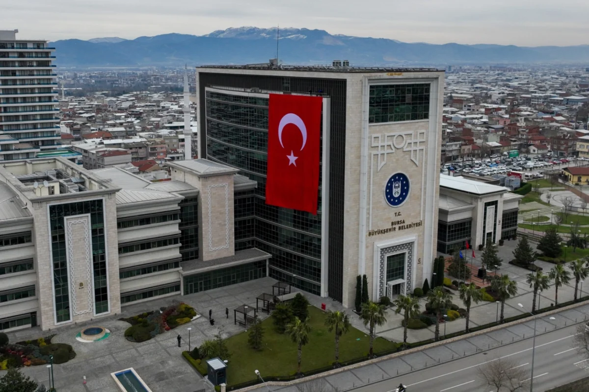 Bursa’da Belediye Alanları Türk Bayraklarıyla Donatıldı