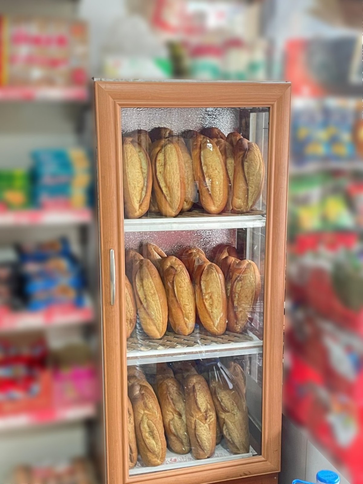 Ordu Büyükşehir Belediyesi'nin hayata geçirdiği Halk Ekmek projesi, vatandaşlardan büyük beğeni topluyor. Uygun fiyatı ve güvenilir üretimiyle kısa sürede popüler olan Halk Ekmek, şehrin dört bir yanına yayılarak satış noktalarını artırıyor.

Belediye Başkanı Dr. Mehmet Hilmi Güler'in öncülüğünde kurulan proje ile vatandaşlar, piyasa fiyatının altında ekmek satın alabiliyorlar.  Piyasada 12,5 TL olan ekmek, Halk Ekmek büfelerinde 8 TL'den satılıyor.

Vatandaşların ekmeğe daha kolay ulaşabilmesi için büfe sayısı 15'ten 17'ye çıkarıldı.  Yeni büfeler Altınordu ve diğer ilçelerde (Perşembe, Ünye, Fatsa) hizmet veriyor.  Ayrıca, Altınordu ve Fatsa'daki 6 farklı markette de Halk Ekmek satışı başlatıldı.  Bu sayede, vatandaşlar daha fazla noktadan Halk Ekmek'e ulaşabiliyor.
