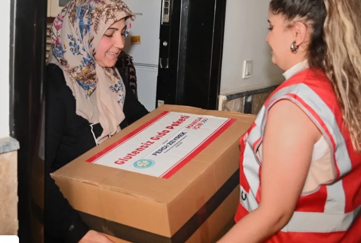 Manisa Büyükşehir Belediyesi, Atatürk Kent Parkı'nda Çölyak Farkındalığı için Glutensiz Buluşma düzenliyor.  Etkinlikte glutensiz kek ve makarna atölyeleri, çocuk oyun alanları, yüz boyama, resim aktiviteleri ve Anneler Günü sürprizleri yer alacak.  Ayrıca çölyak hastalığı hakkında bilgilendirici içerikler sunulacak.

Belediye, farkındalık etkinliklerinin yanı sıra, iki ayda bir 357 çölyak ve 22 fenilketonüri hastasına glutensiz ve düşük proteinli gıda kolileri dağıtıyor. Bu koliler, çölyak hastası çocukların anneleri tarafından kurulan Mutlu Beslen Kadın Kooperatifi tarafından üretiliyor, böylece hem hastalara destek sağlanıyor hem de kadın girişimciliği teşvik ediliyor.

Manisa Büyükşehir Belediye Başkanı Ferdi Zeyrek, çölyak hastalarının yanında olduklarını ve bu desteği sürdüreceklerini belirtti.  Etkinliğin amacı, toplumda çölyak hastalığı konusunda farkındalık yaratmak ve glutensiz yaşayan bireylerin sosyal hayata katılımını desteklemek.
