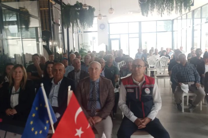 Keşan'da düzenlenen çiftçi eğitim toplantısıyla İklimTrak Projesi, bölge çiftçilerine tanıtıldı.  Tekirdağ Namık Kemal Üniversitesi ve Keşan İlçe Tarım ve Orman Müdürlüğü işbirliğiyle gerçekleştirilen toplantıda, iklim değişikliğinin tarıma etkileri ve alınacak önlemler ele alındı.

Keşan İlçe Tarım ve Orman Müdürü Göksel Bilgin'in açılış konuşmasının ardından, Prof. Dr. Fatih Konukçu, iklim değişikliğinin Trakya'daki etkilerine dair bilgiler verdi.  Konukçu, sıcaklık artışı, değişen yağış rejimleri, kuraklık ve taşkınların tarımsal üretimi olumsuz etkilediğini vurguladı. Ayrıca, dünya genelinde ve Türkiye'deki toprak bozulması ve çölleşme riskinin yüksek olduğuna dikkat çekti.

Aralık 2023'te başlayan ve Haziran 2025'te sona erecek İklimTrak Projesi'nin, Çevre, Şehircilik ve İklim Değişikliği Bakanlığı ve AB tarafından desteklendiğini belirten Konukçu, projenin amacının Trakya'da tarımsal üretimin sürdürülebilirliği için arazi tahribatını durdurmak ve karar destek sistemleri ile eylem planları oluşturmak olduğunu söyledi.  Projenin oluşturduğu entegre veri tabanına ve arazi tahribatı stratejilerine proje web sitesinden ulaşılabileceğini belirtti.

Dr. Bahadır Altürk ise, projenin web sitesi ve çiftçilere arazi tahribatını önleme ve sürdürülebilir üretim için rehberlik eden karar destek sistemini tanıttı.  Toplantı, soru-cevap bölümü ve basın bildirisinin dağıtılmasıyla sona erdi.  Etkinlik, proje kapsamında bölgedeki 700 çiftçiye verilen eğitimlerin bir parçasıydı.
