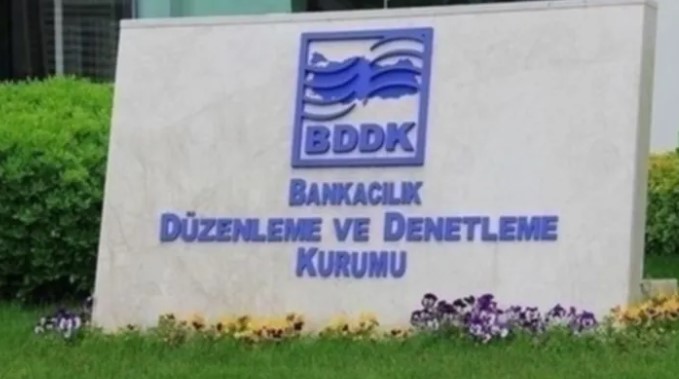 BDDK tarafından yayınlanan yeni yönetmelik, bankaların faiz oranı riskini yönetmelerine ilişkin önemli düzenlemeler getiriyor.  Yönetmeliğe göre, bankaların faiz oranı riskine ilişkin standart rasyosu hem konsolide hem de konsolide olmayan bazda %15'i geçemeyecek. Bu rasyo, bankaların faiz oranlarındaki ani değişikliklere karşı ne kadar dirençli olduğunu ölçüyor.  Rasyonun %15'i aşması durumunda bankaların risk yönetiminin yetersiz olduğu kabul edilebilir ve BDDK tarafından müdahale gerekebilir.

Yeni yönetmelik, faiz oranı riskini hesaplamada tüm faize duyarlı nakit akışlarının dikkate alınmasını zorunlu kılıyor.  Ayrıca, bankacılık hesaplarındaki pozisyonlardan katılma hesabı kaynaklı olanlar, BDDK tarafından belirlenecek oranlarda hesaba katılacak.

Yönetmeliğin yürürlüğe girme tarihi 1 Ekim 2025, konsolide uygulamaların başlangıç tarihi ise 1 Nisan 2026 olarak belirlenmiş.  Bu yeni yönetmelik ile birlikte, daha önce yürürlükte olan 