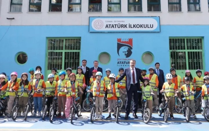 Zeytinburnu'ndaki Atatürk İlkokulunu ziyaret eden Bakan Tekin, öğrencilerle bisiklet turu gerçekleştirdi. Öğrenciler ve öğretmenler tarafından çiçeklerle karşılanan Bakan Tekin, her hafta bir saat süren beden eğitimi dersi kapsamındaki bisiklet sürme etkinliğine katıldı.  Etkinlikte öğrencilere güvenli sürüş, trafik kuralları ve ilk yardım gibi temel bilgiler veriliyor.  Bu etkinlikler, 23 Nisan, 24 Kasım ve 29 Ekim gibi özel günlerde şehir turu şeklinde de düzenleniyor. Bakan Tekin, okul bahçesindeki bisiklet sürüşünü izledi, öğrencilerle sohbet etti ve hatıra fotoğrafı çektirdi. Sınıfları da ziyaret eden Bakan Tekin,  Türkiye Yüzyılı Maarif Modeli kapsamındaki değişikliklerden memnuniyet duyan öğretmenlerle de görüştü.  Ziyaret, öğretmenler odasında eğitimle ilgili fikir alışverişinde bulunularak sona erdi.
