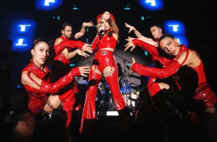 İrem Derici'den Cesur Kovboy Stili
