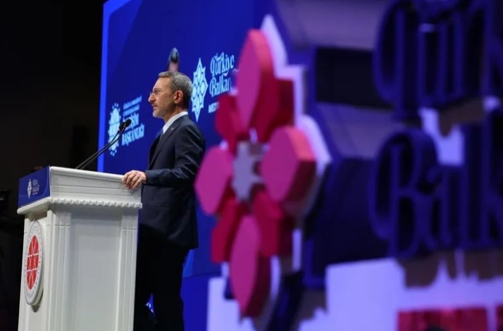 Türkiye-Balkanlar Medya Forumu, iletişim alanında iş birliğini güçlendirmeyi amaçlayan önemli bir etkinlik olarak kapılarını açtı.  İletişim Başkanı Fahrettin Altun'un açılış konuşmasında vurguladığı gibi, Türkiye, Balkan ülkeleriyle olan ilişkilerini istikrar ve barışa dayalı diplomatik, ekonomik ve kültürel boyutlarda geliştirmeye devam ediyor.  Cumhurbaşkanı Erdoğan'ın 
