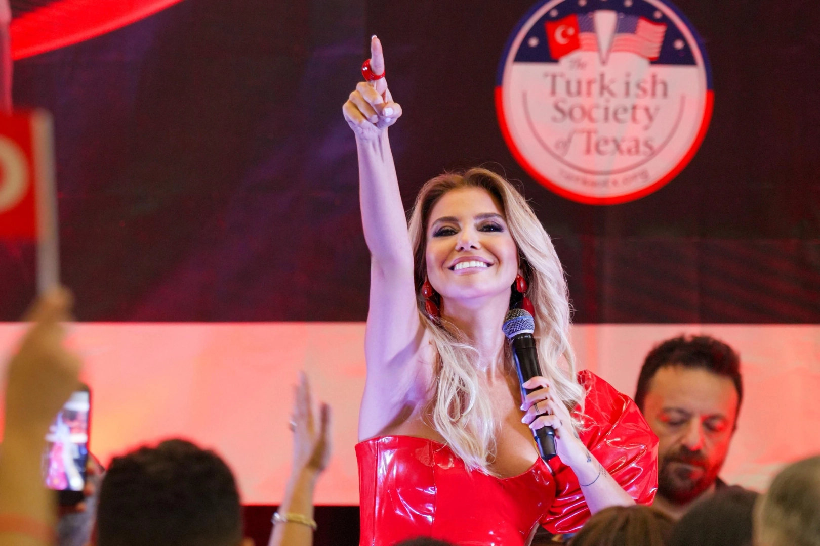 Gülben Ergen, Amerika Turnesine Dallas’la Merhaba Dedi