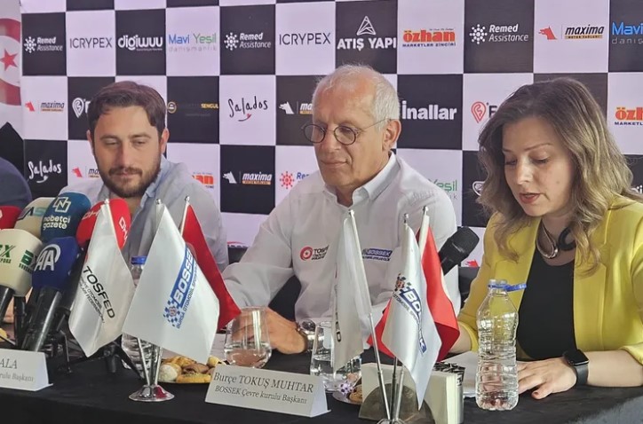 49. Yeşil Bursa Rallisi, 23-25 Mayıs 2025 tarihlerinde Bursa'da düzenlenecek.  Petrol Ofisi Maxima 2025 Türkiye Ralli Şampiyonası'nın üçüncü ayağı olan ralli, şehrin spor, turizm ve ekonomik potansiyelini sergilemeyi amaçlıyor.

Ralli öncesi yapılan tanıtım toplantısına, BOSSEK Başkanı Mete Pala, BOSSEK Çevre Kurulu Başkanı Burçe Tokuş Muhtar, Atış Grup Yönetim Kurulu Üyesi Metin Atış ve Bursa Büyükşehir Belediyesi Gençlik ve Spor Hizmetleri Daire Başkanı Gökay Azak katıldı.

Etkinliğin çevre dostu bir yaklaşımla düzenlendiğinin altı çizildi. Geçen yıl karbon ayak izinin hesaplanması ve 300 ağaç dikimiyle karbon nötrleştirilmesi sağlanırken, bu yıl da Birleşmiş Milletler Sürdürülebilir Kalkınma Hedefleri doğrultusunda çalışmalar sürdürülüyor.  Bursa Büyükşehir Belediyesi, Atış Yapı ve Mavi Yeşil Danışmanlık'ın bu konudaki destekleri vurgulandı.

Ralli, motor sporlarını geniş kitlelere sevdirmeyi ve genç yeteneklere fırsat sunmayı hedefliyor.  Hem heyecan dolu yarış anlarına hem de şehrin tanıtımına katkı sağlayacak bir etkinlik olarak öne çıkıyor.
