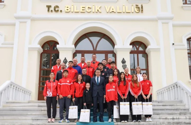 Bilecik'in Başarılı Sporcuları Vali Aygöl'den Ödül Aldı
