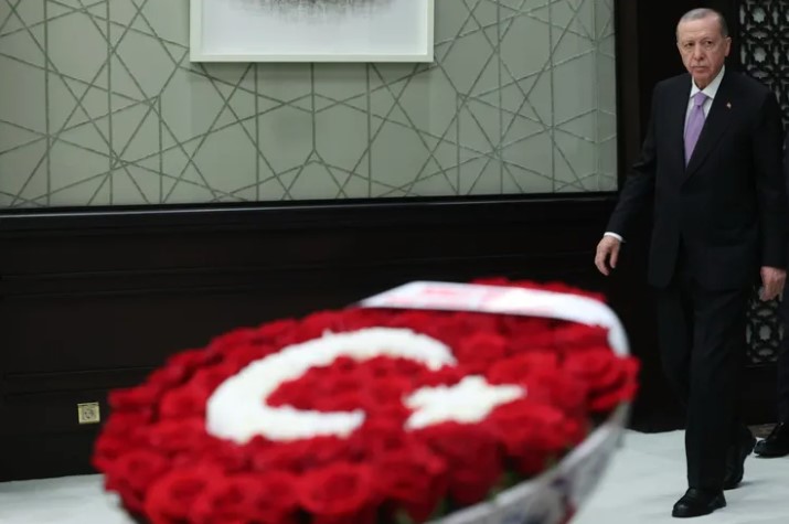 Cumhurbaşkanı Erdoğan, terör örgütünün kendini feshetmesi ve silah bırakması kararını, Türkiye için önemli bir kazanım olarak değerlendirdi.  