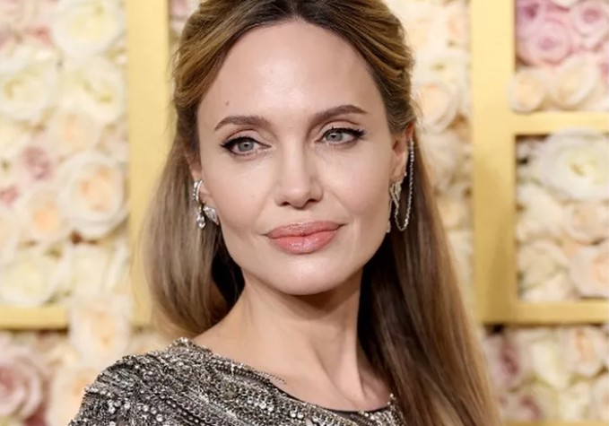 Angelina Jolie'nin Işıltılı Makyaj Sırrı
