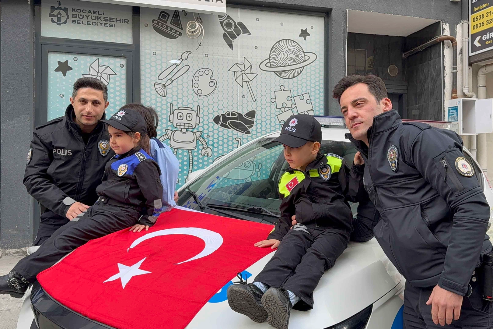Anne Şehir'de Polislere Sürpriz Polis Haftası Kutlaması
