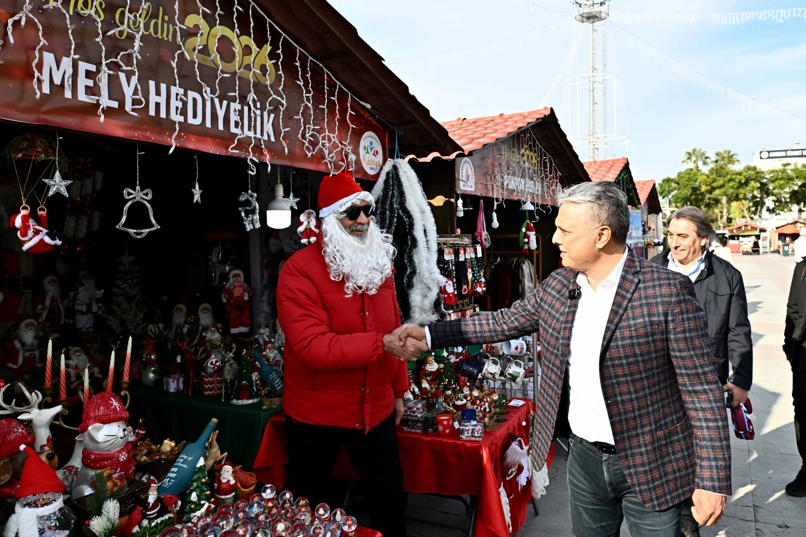 Antalya'da Başka Uysal’dan Yeni Yıl Çarşısı’na ziyaret