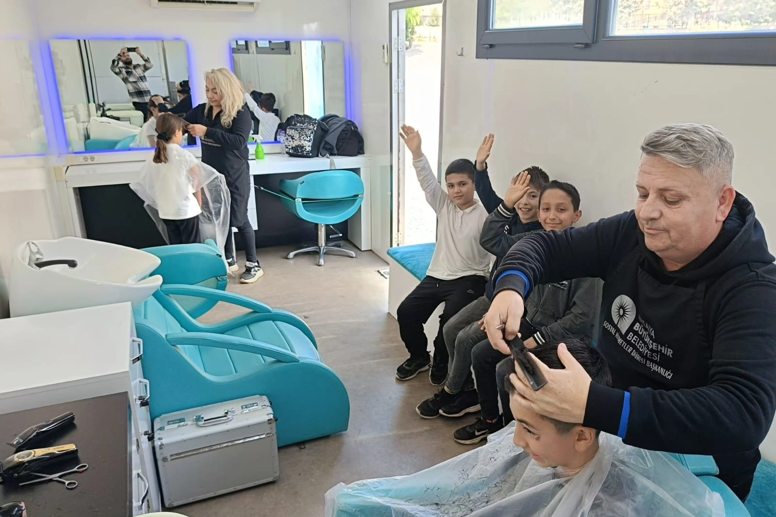 Antalya’da mobil kuaför tırı öğrencilere hizmette