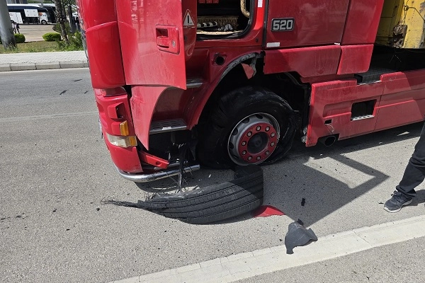 Kumluca'da Tır Lastiği Patlaması, Korku Anı
