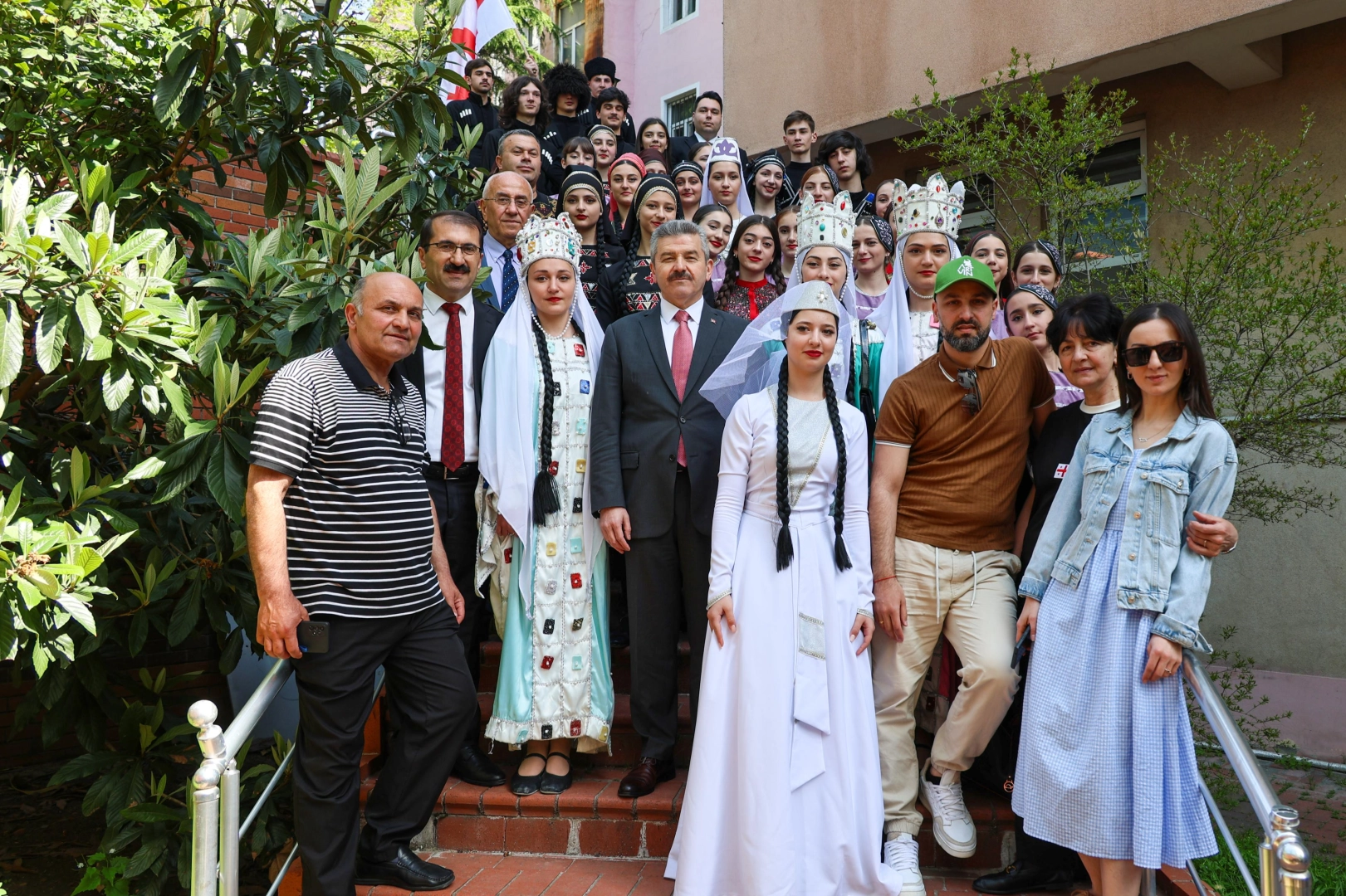 Artvin Valisi, Gürcü Çocukları ile 23 Nisan'ı Kutladı
