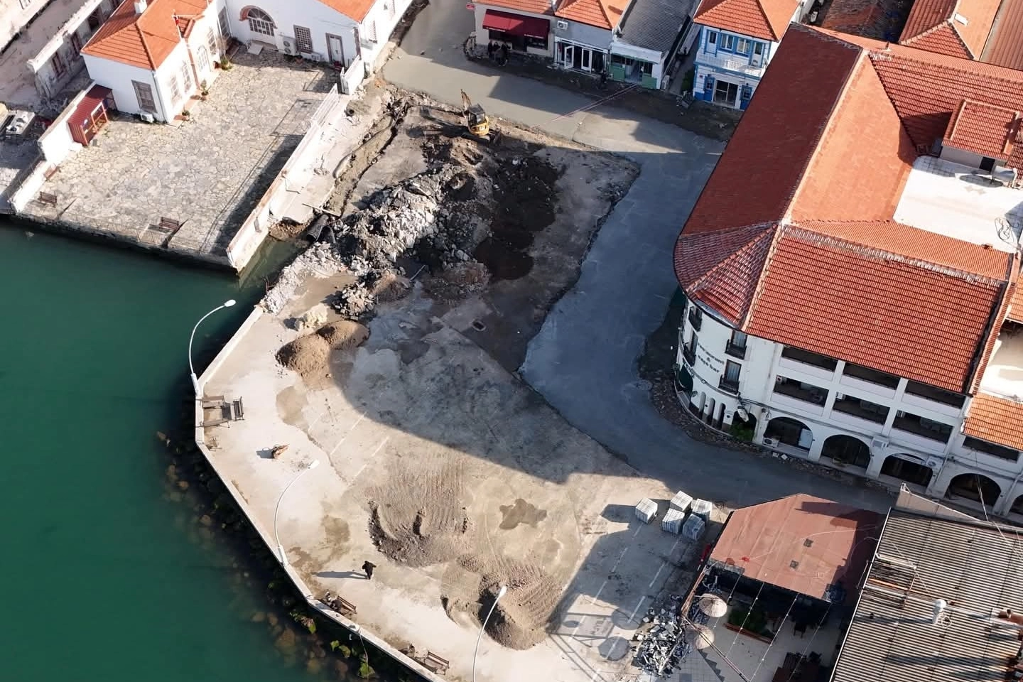 Ayvalık'ın denize açılan yeni meydanına modern dönüşüm