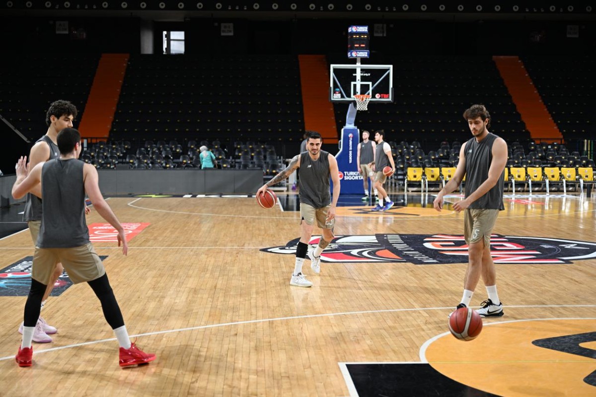 Mersin Büyükşehir Belediyesi Spor Kulübü (MSK), Basketbol Süper Ligi'nde play-off hedefini doğrudan gerçekleştirmeyi amaçlıyor.  Geçtiğimiz hafta Bursaspor'u yenmenin ardından Bahçeşehir Koleji maçının hazırlıklarına başlayan takım, İstanbul'a gitti.

Başantrenör Can Sevim, Bahçeşehir Koleji'nin geniş rotasyonlu ve güçlü bir ekip olduğunu kabul etse de,  MSK'nın da kazanmak için sahaya çıkacağını vurguladı.  Kalan iki maçı da kazanarak doğrudan play-off'a (6. sıradan) kalmayı hedeflediklerini belirtti.  Sevim,  