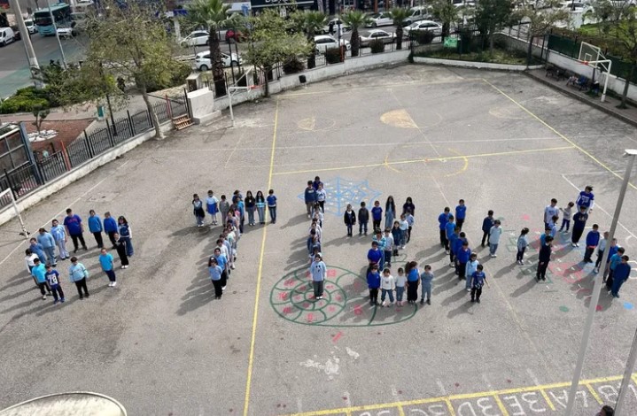 Manisa'da Öğrenciler Otizm İçin Maviye Boyandı
