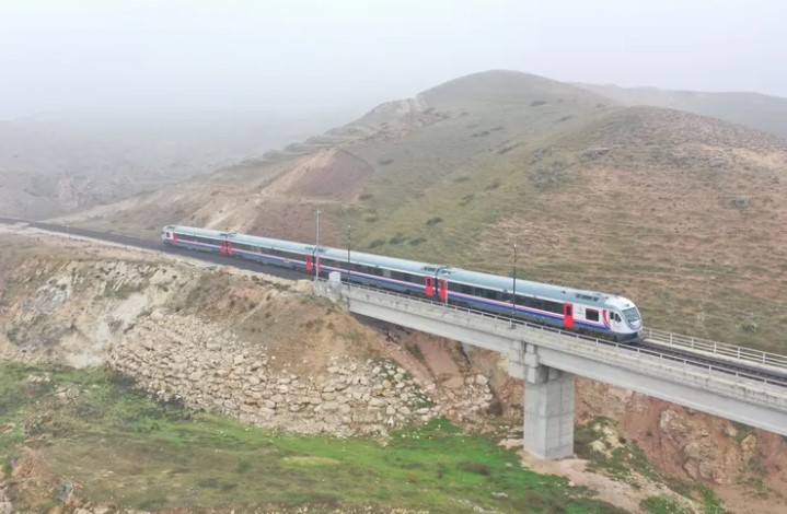 Siirt'e yapılacak olan 34 kilometrelik yeni demiryolu hattı, bölgenin kalkınmasına önemli bir katkı sağlayacak gibi görünüyor.  Saatte 160 kilometre hıza ulaşabilen hat, Siirt'i ulusal demiryolu ağına entegre ederek ulaşım altyapısını güçlendirecek.  Projenin kapsamı oldukça geniş:  birçok tünel, viyadük ve üst/alt geçit inşa edilecek ve hat serimi yapılacak.  Bu da hem ulaşımı kolaylaştıracak hem de bölgedeki sanayi ve tarım ürünlerinin iç ve batı bölgelerine, hatta limanlara daha hızlı ve verimli bir şekilde taşınmasını mümkün kılacak.  Siirt Organize Sanayi Bölgesi'ndeki işletmeler ve Türkiye'nin ilk çinko izabe tesisi de bu gelişmeden olumlu etkilenecek.  Ayrıca, Diyarbakır-Mazıdağı hattının modernizasyonu ve Diyarbakır-Mardin demiryolu hattı için yapılan etüt çalışmaları da bölgenin ulaşım ağını daha da geliştirmeyi hedefliyor.  Genel olarak, proje Güneydoğu Anadolu Bölgesi'nin ekonomik kalkınmasına önemli ölçüde destek verecek gibi görünüyor.
