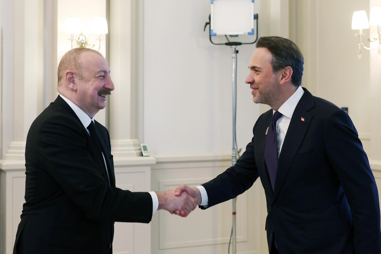 Bayraktar-Aliyev Görüşmesi: Enerji İşbirliği Peşiştirildi
