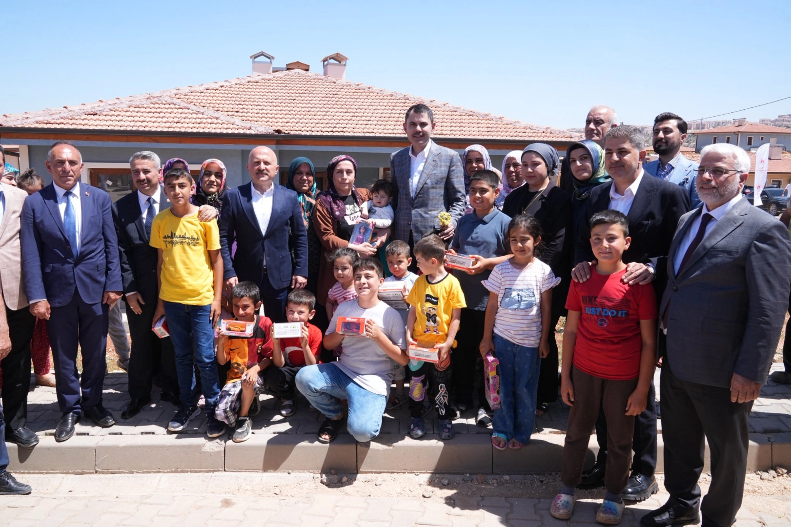 Kurum, Adıyaman Zey Köyü'ndeki deprem evlerini inceledi

