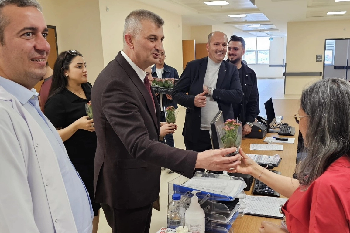 Sezer'den Hemşirelere Sürpriz Hemşireler Günü Kutlaması
