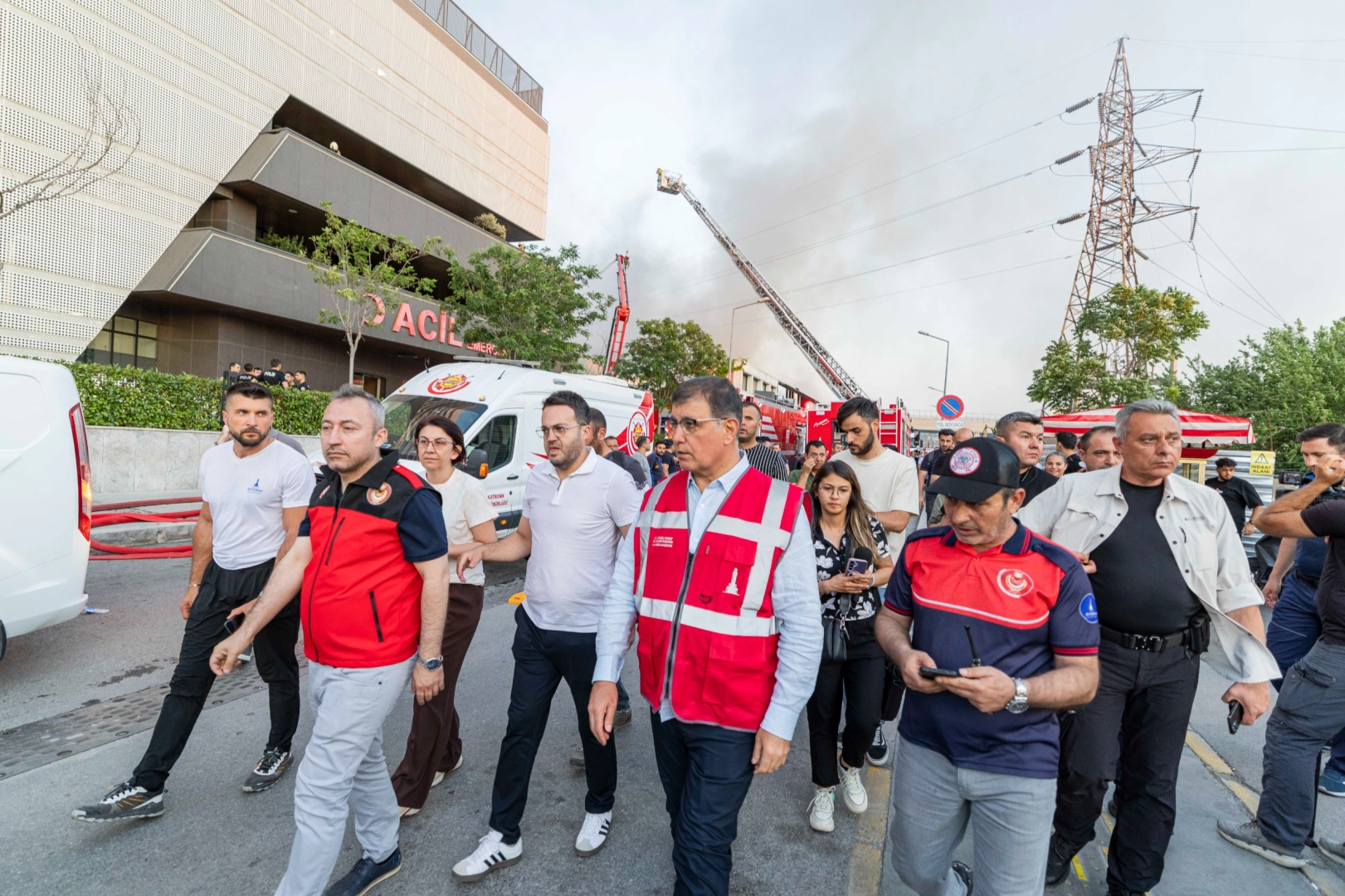 İzmir'de Hastane Yanı Yangın Sonrası Tesis Denetimi Çağrısı
