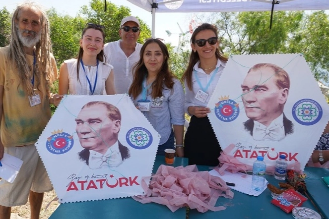 Bodrum'da Atatürk Uçurtmaları Gökyüzünü Süsledi
