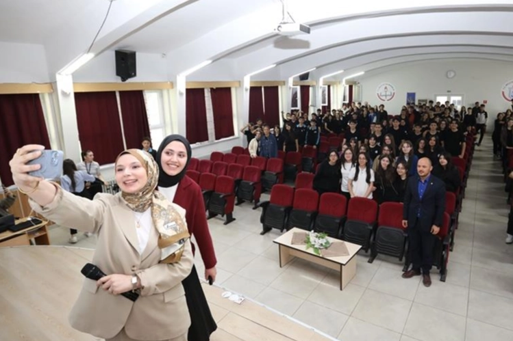 İnegöl'de gençlere dijital güvenlik eğitimi
