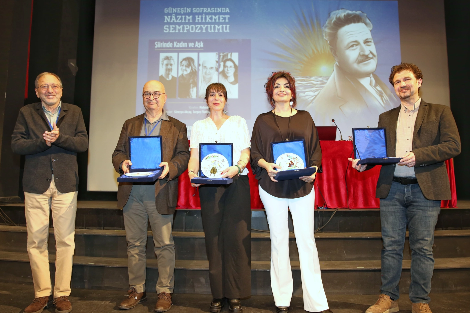 Bursa'da Nazım Hikmet Şiir Ödülü sahibine verildi.
