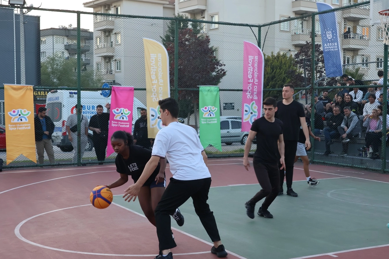 Bursa'da Sokak Basketbolu Turnuvası'nda Gençler Yarıştı
