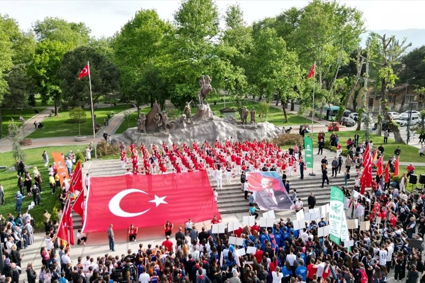 İnegöl'de 19 Mayıs coşkusu sokakları sardı
