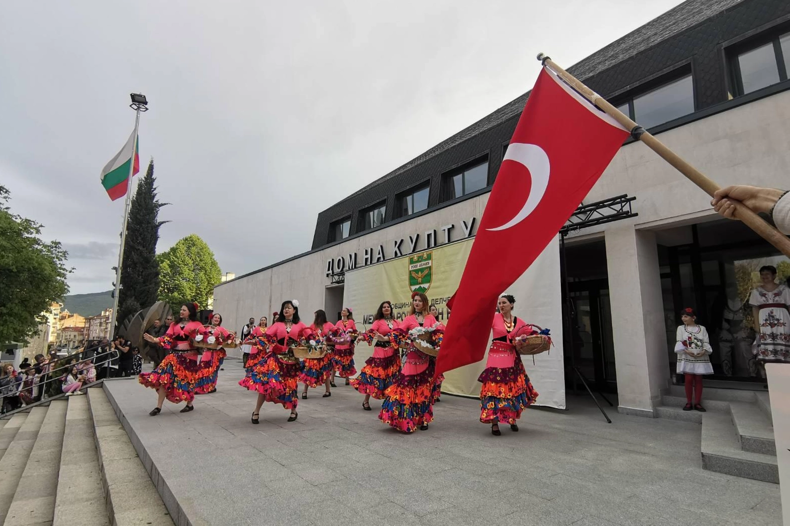 Nilüfer Dansçıları Bulgaristan'ı Büyüledi
