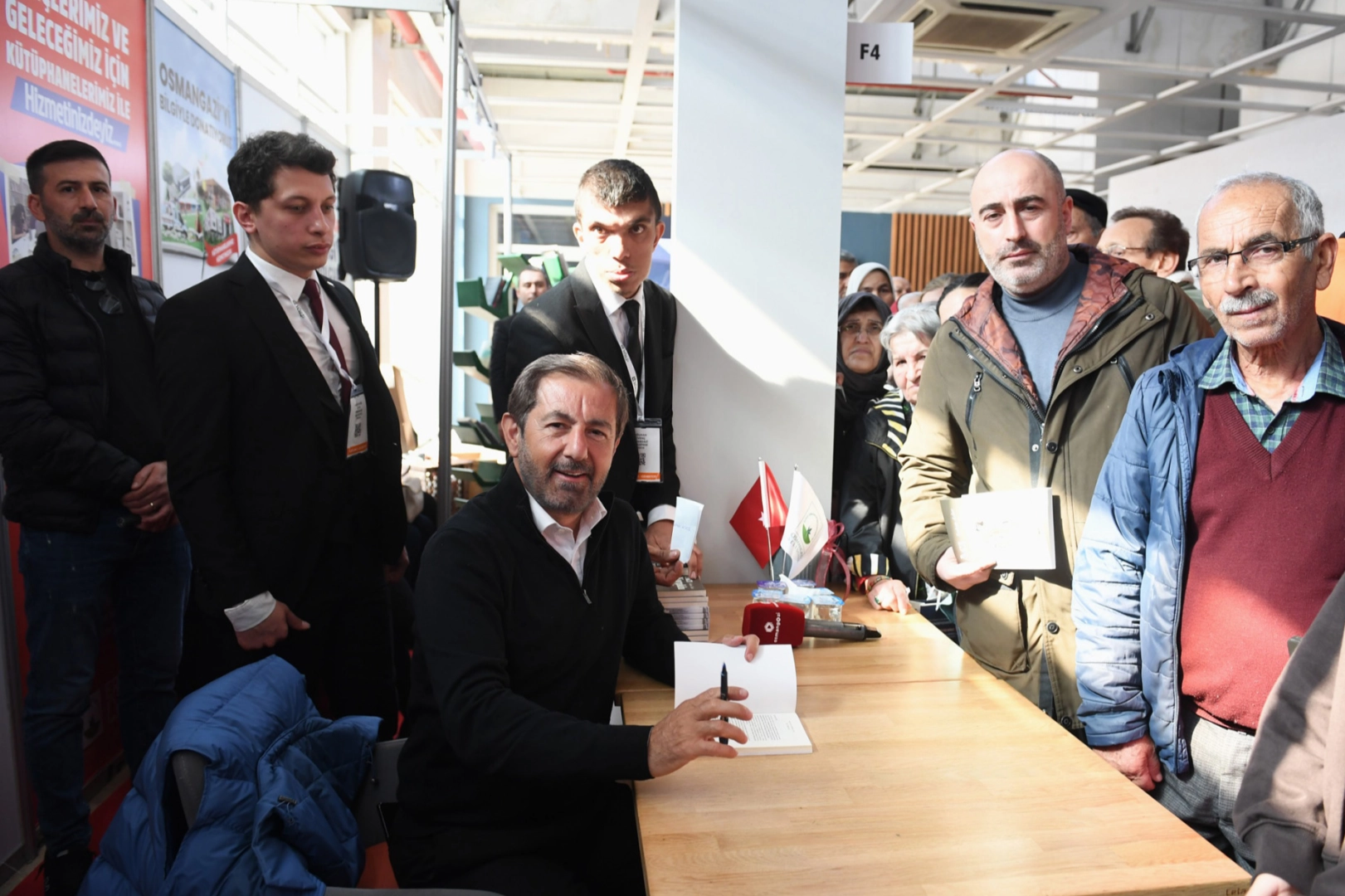 Osmangazi Belediyesi, Serhan Asker'i Kitapseverlerle Buluşturdu
